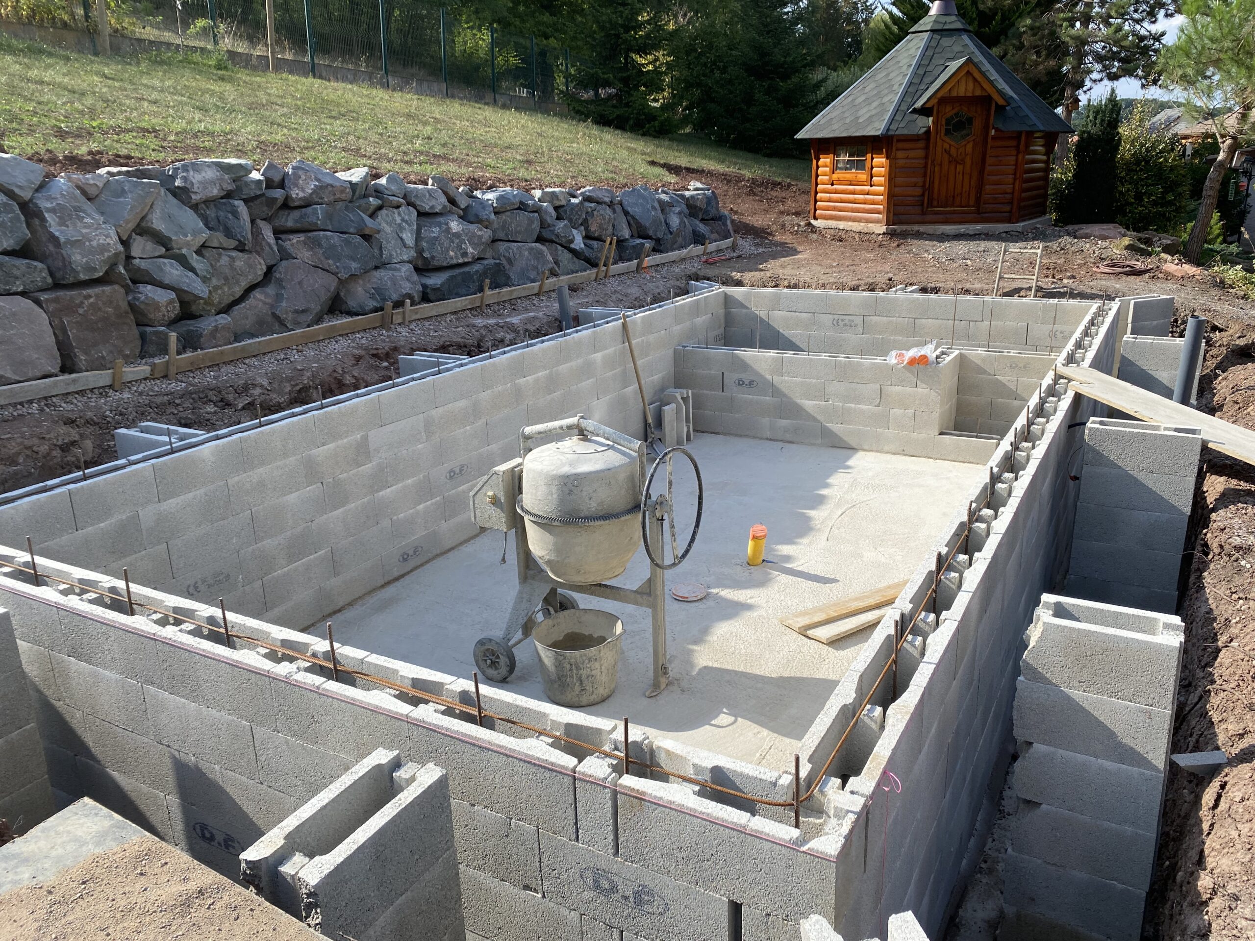 Chantier de construction d’une piscine en béton armé