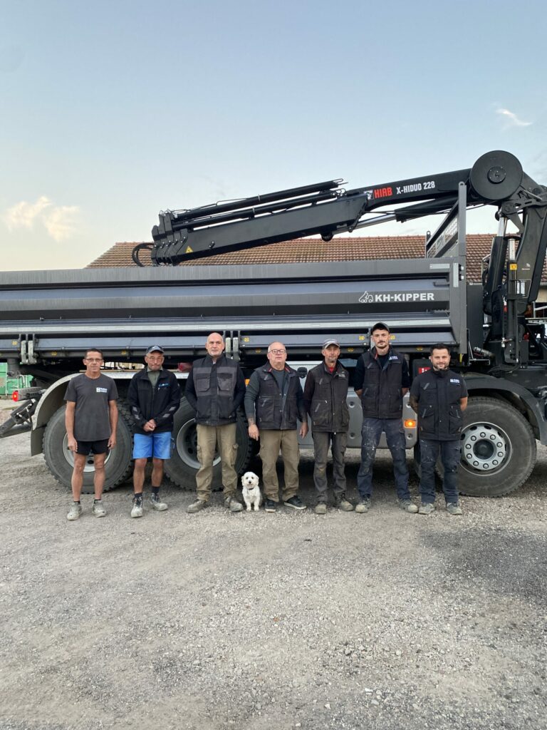 L’équipe Piscines Maire devant un camion de chantier