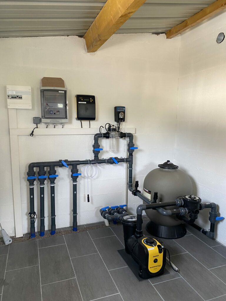Local technique terminé avec pompe, électrolyseur et équipement en service